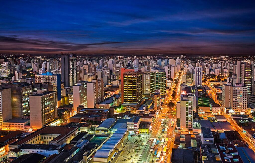 vista aérea de como é morar em Campinas à noite.