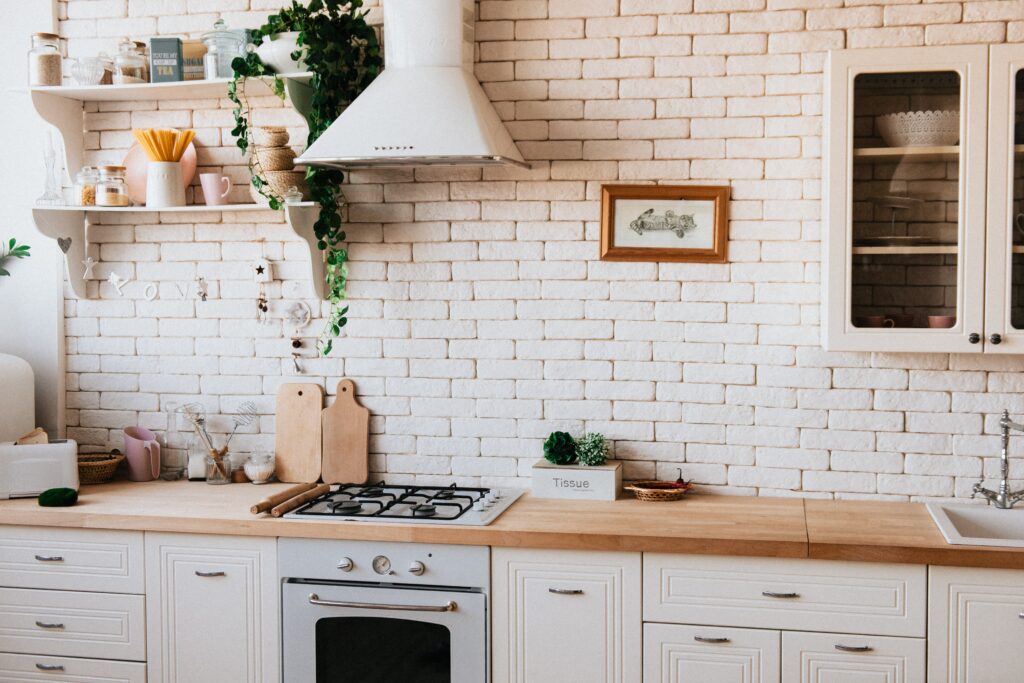 Cozinha com tijolinho branco reformada em apartamento alugado
